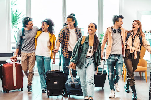 The Pros and Cons of Group Tours vs. Independent Travel