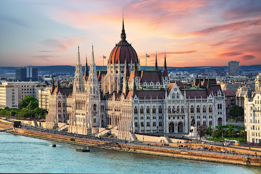 Top 10 Things to See and Do in Budapest – A Traveler’s Guide 🇭🇺✨