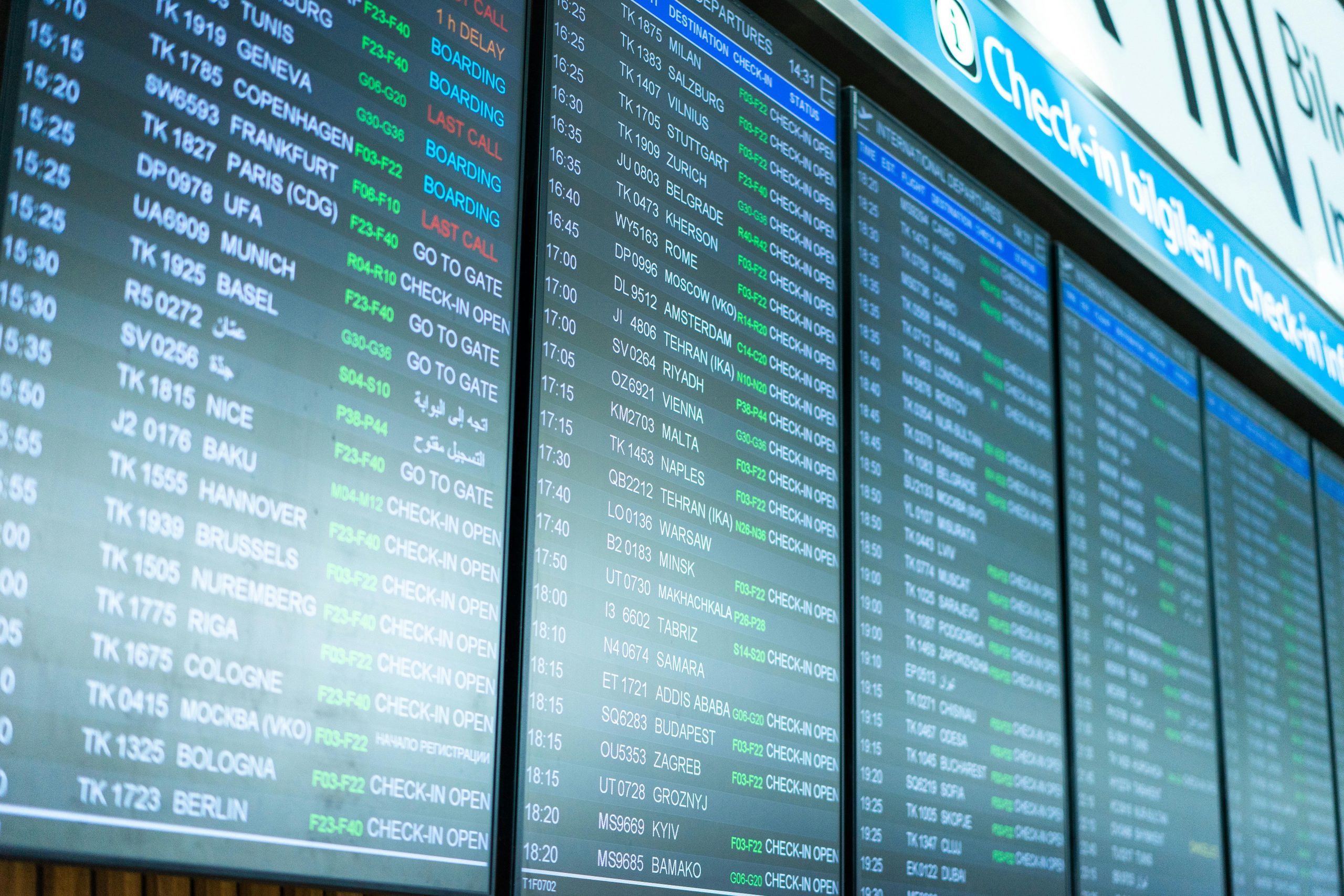Within Europe Flight Deals: Best Timing and Airlines